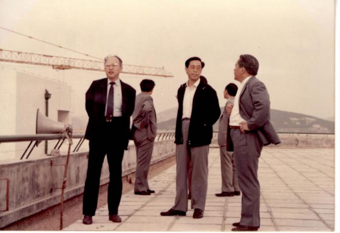说明: 11.1989年9月，原财政部部长项怀诚（时任财政部副部长 左一）来我院视察工作